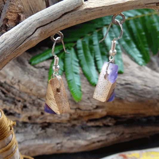 Set of earrings in driftwood and resin