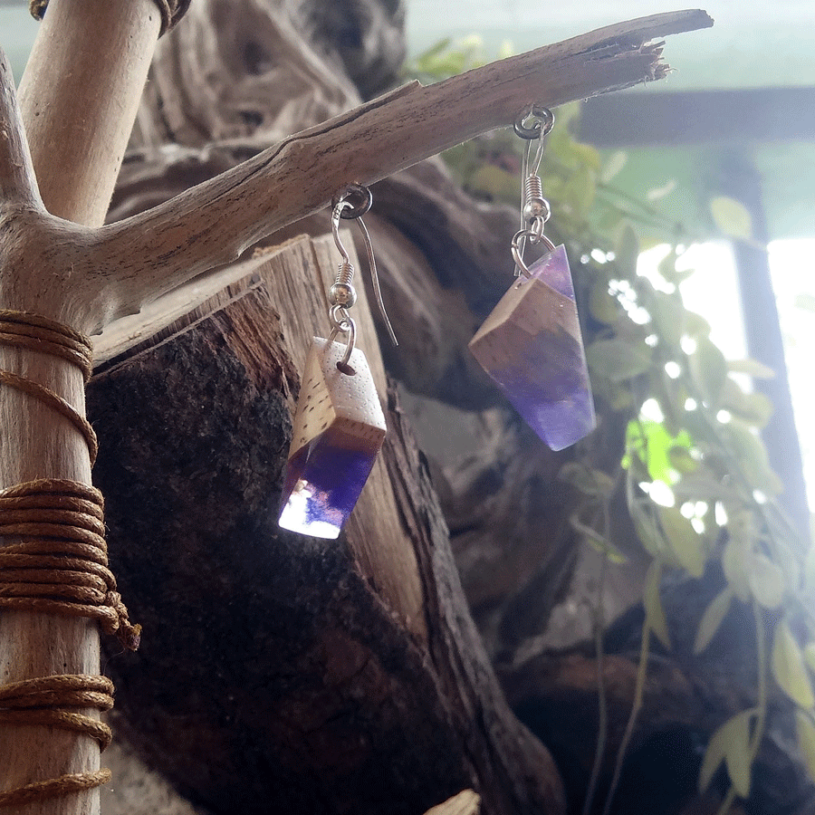 Set of earrings in driftwood and resin