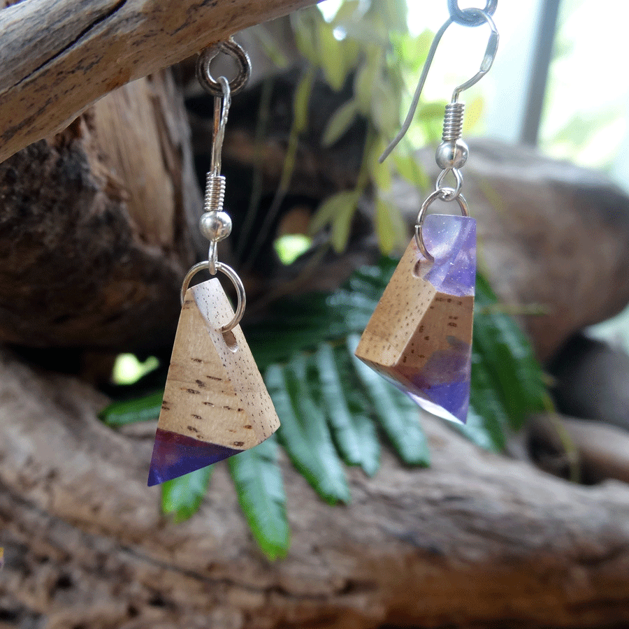 Set of earrings in driftwood and resin