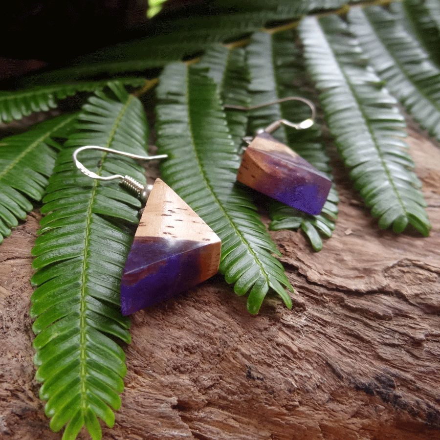 Set of earrings in driftwood and resin