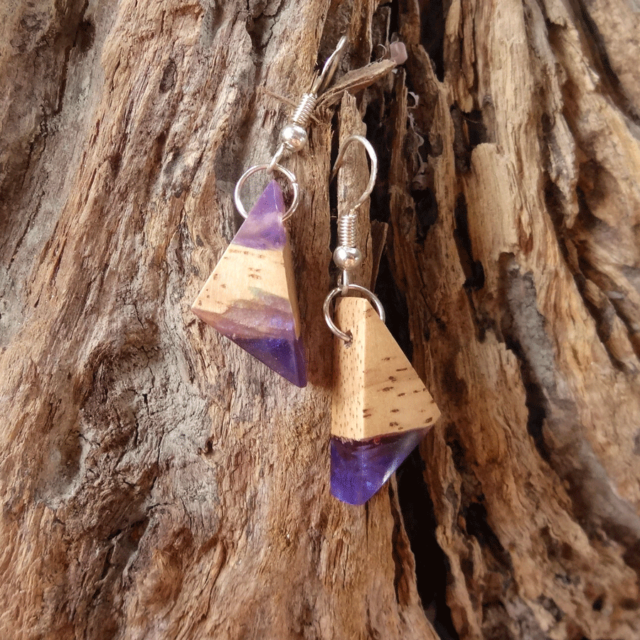 Set of earrings in driftwood and resin