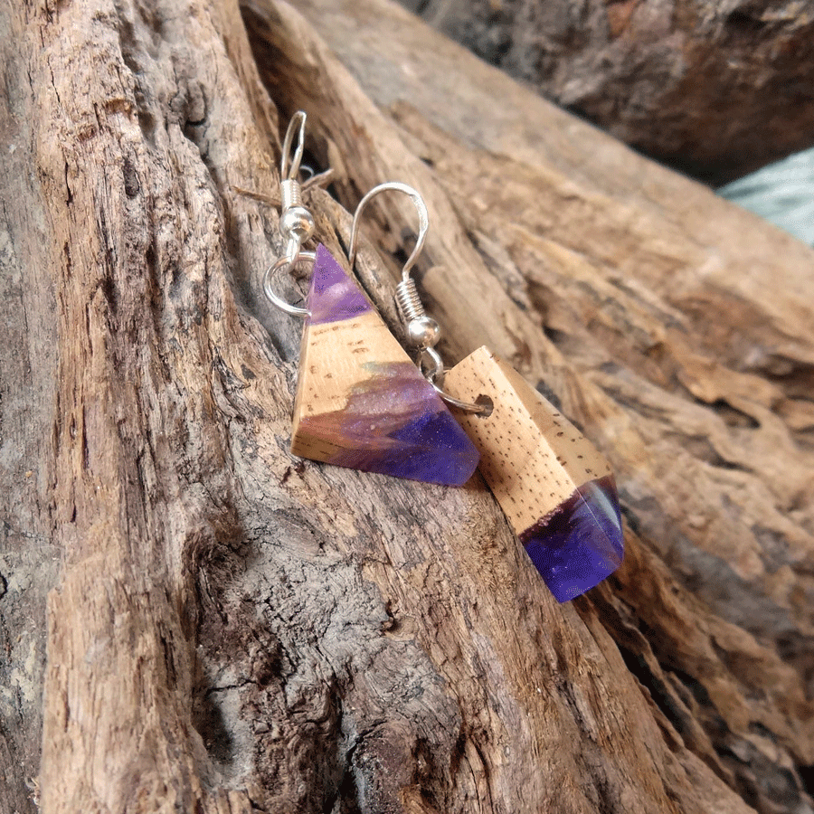 Set of earrings in driftwood and resin