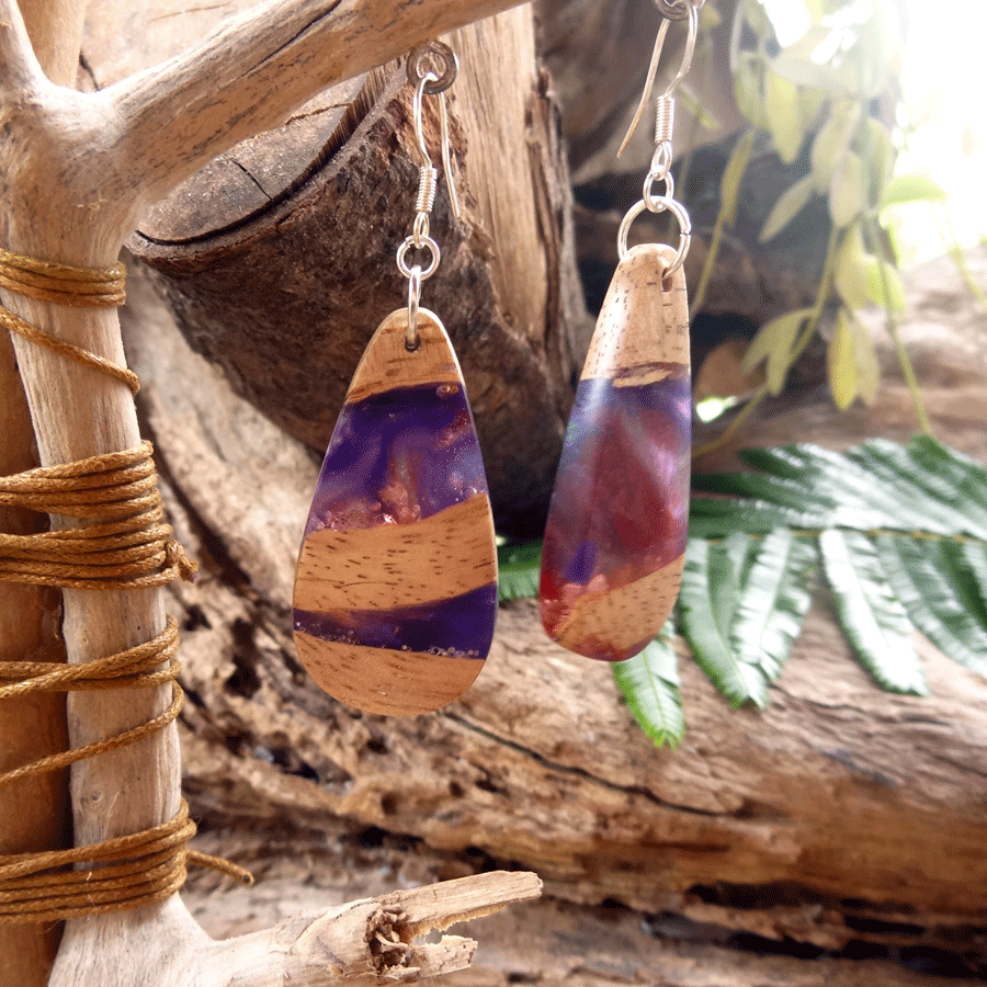 Set of earrings in driftwood and resin