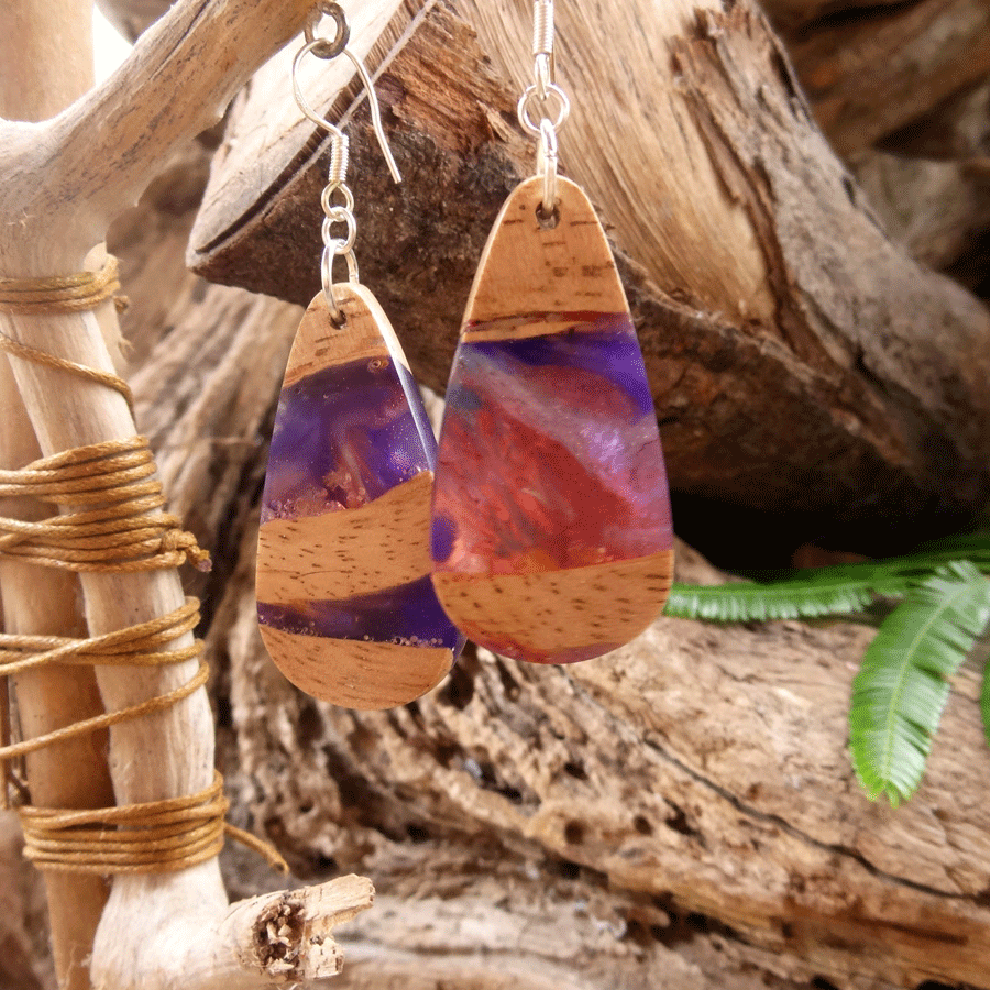 Set of earrings in driftwood and resin