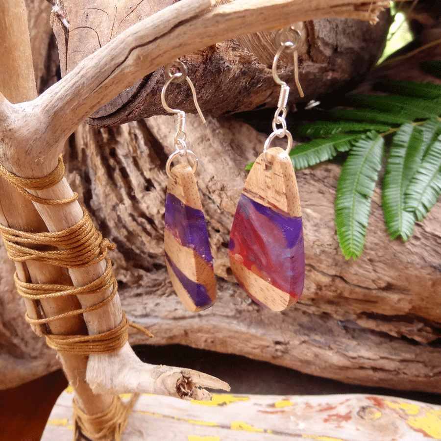 Set of earrings in driftwood and resin