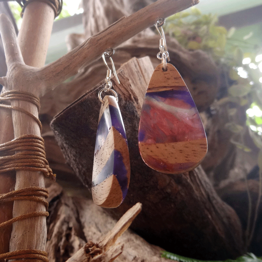 Set of earrings in driftwood and resin