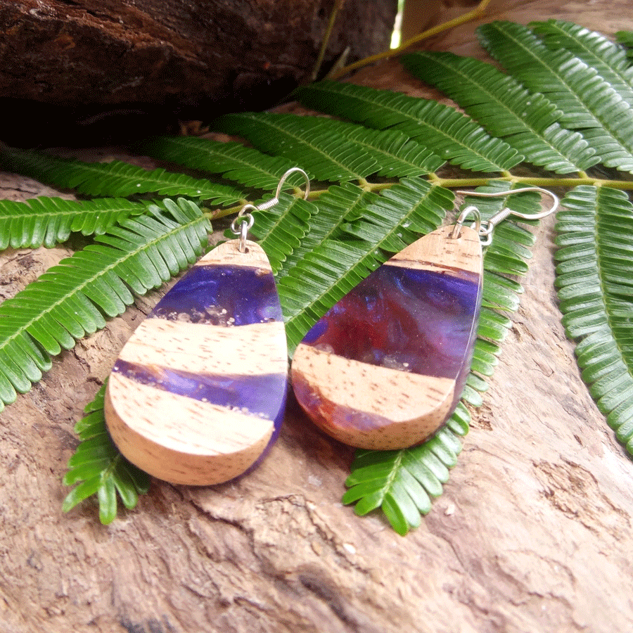 Set of earrings in driftwood and resin