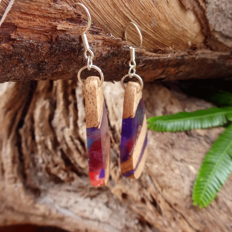 Set of earrings in driftwood and resin