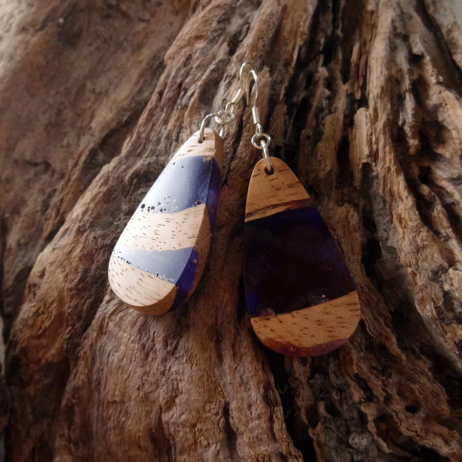 Set of earrings in driftwood and resin