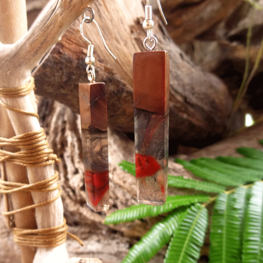 Set of earrings in driftwood and resin