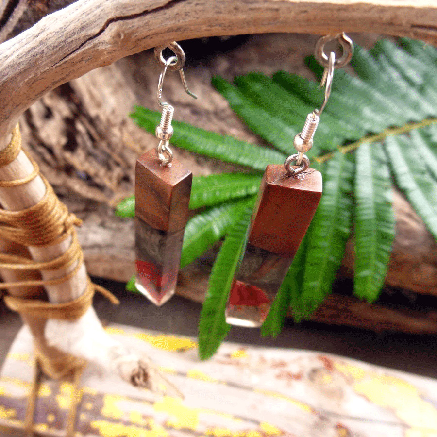 Set of earrings in driftwood and resin