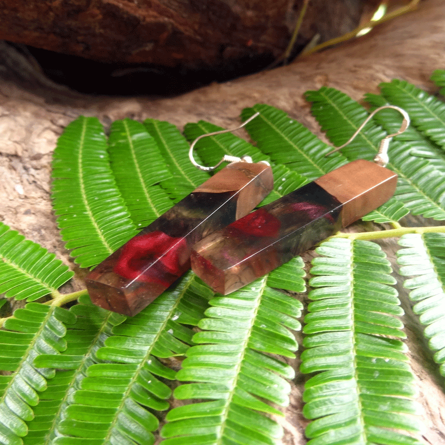 Set of earrings in driftwood and resin