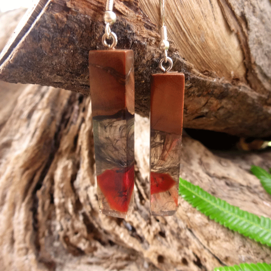 Set of earrings in driftwood and resin