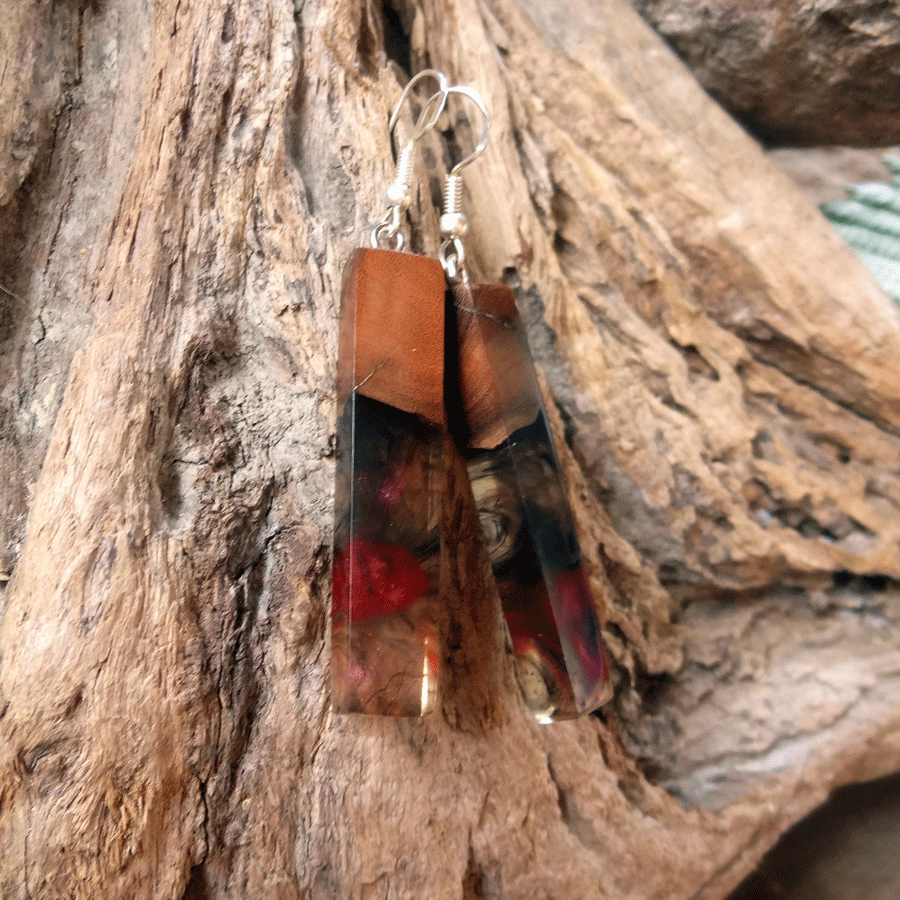 Set of earrings in driftwood and resin