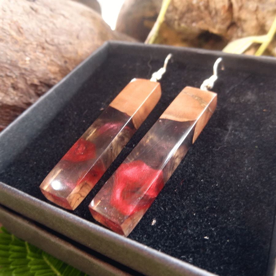 Set of earrings in driftwood and resin