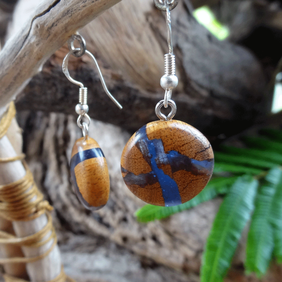 Set of earrings in driftwood and resin