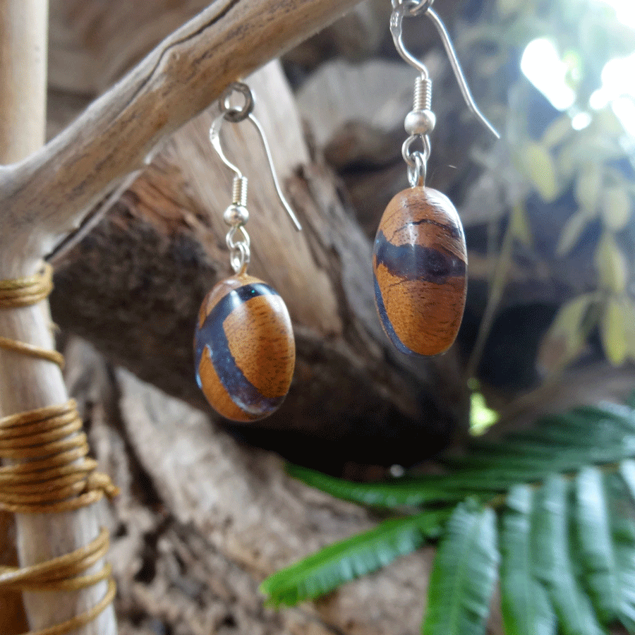 Set of earrings in driftwood and resin