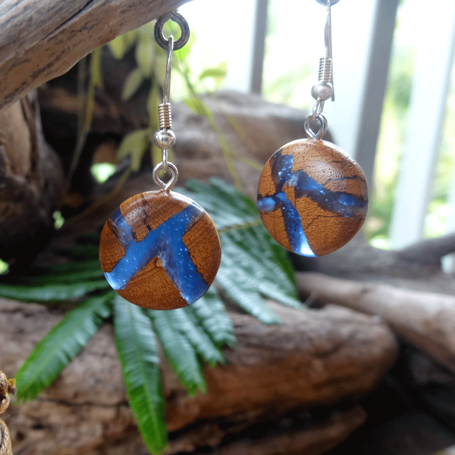 Set of earrings in driftwood and resin