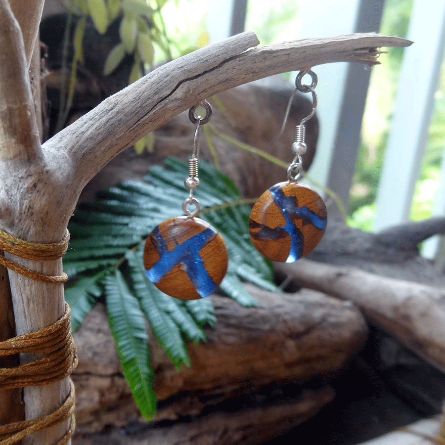 Set of earrings in driftwood and resin