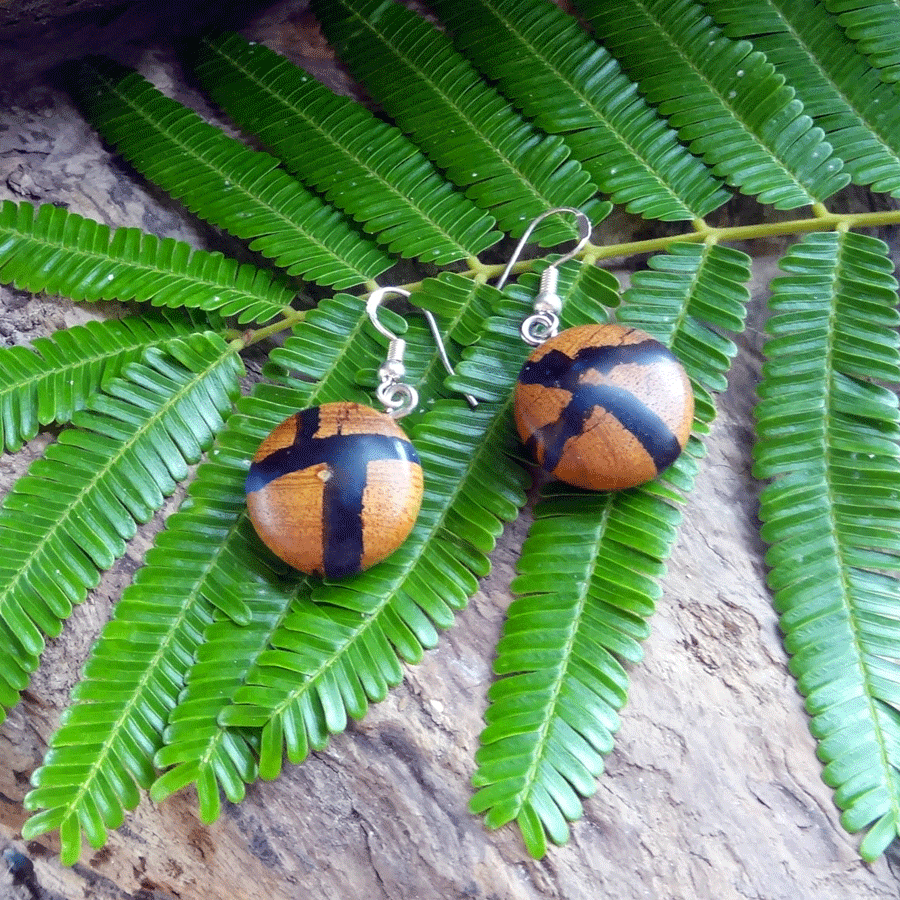 Set of earrings in driftwood and resin