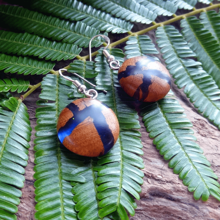 Set of earrings in driftwood and resin