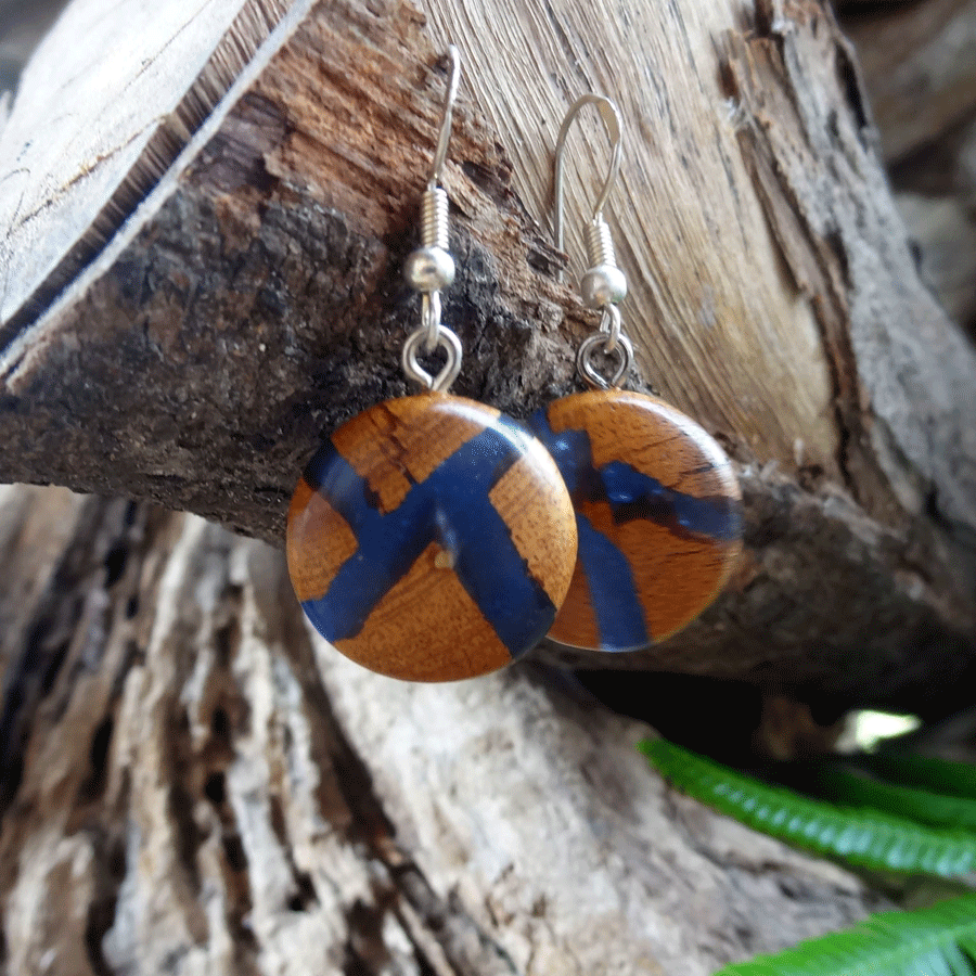 Set of earrings in driftwood and resin