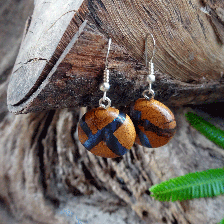 Set of earrings in driftwood and resin