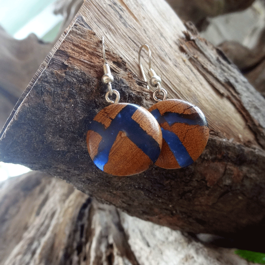 Set of earrings in driftwood and resin