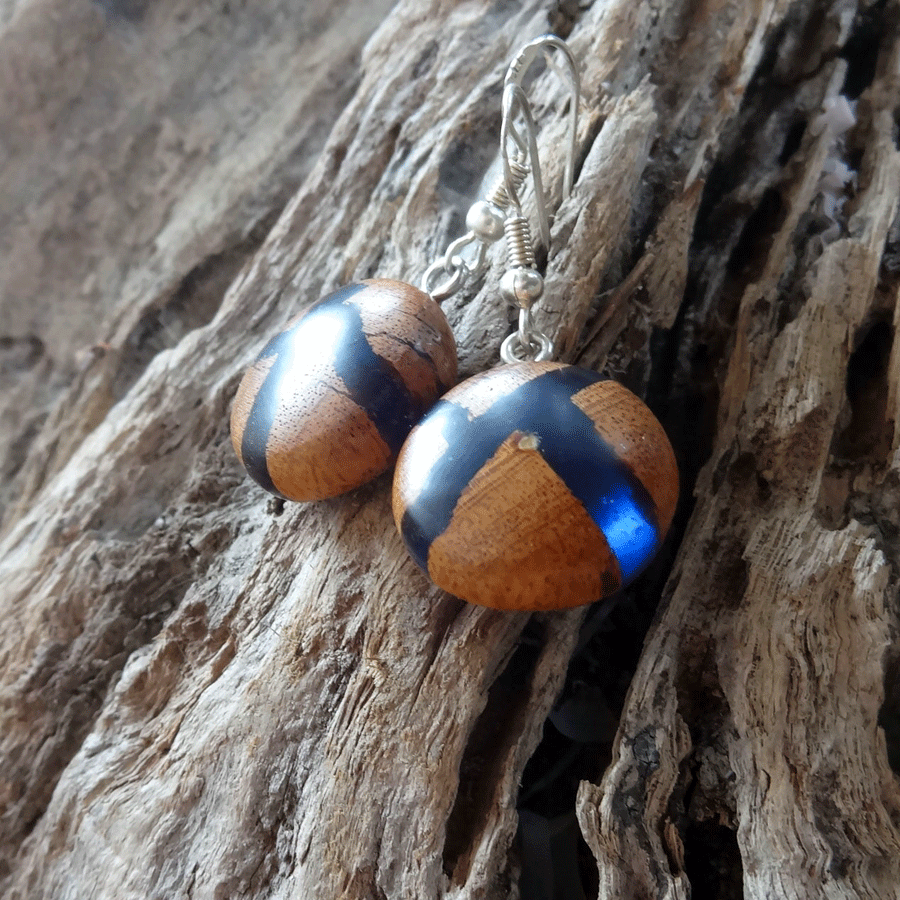 Set of earrings in driftwood and resin