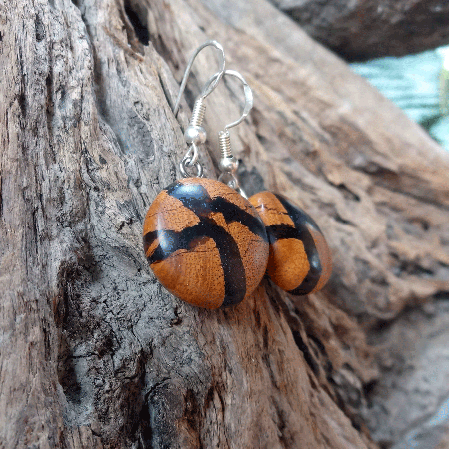 Set of earrings in driftwood and resin