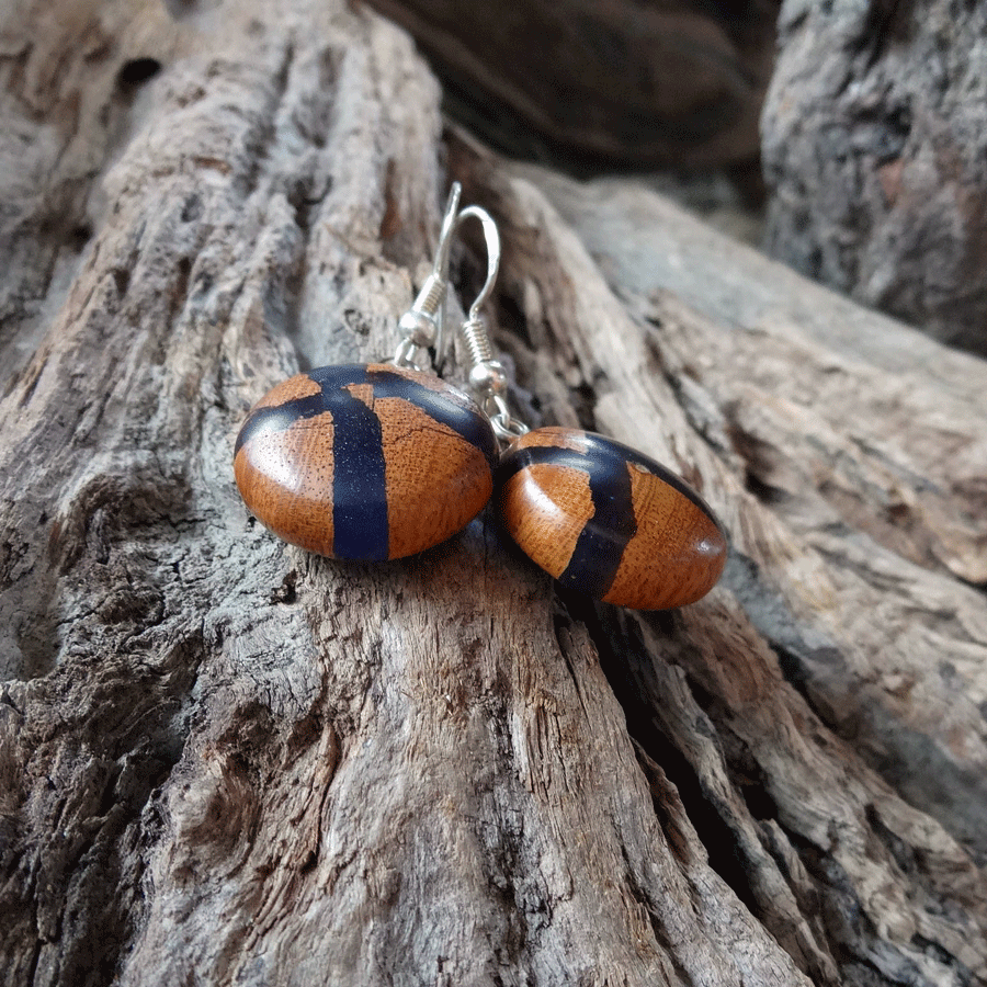 Set of earrings in driftwood and resin