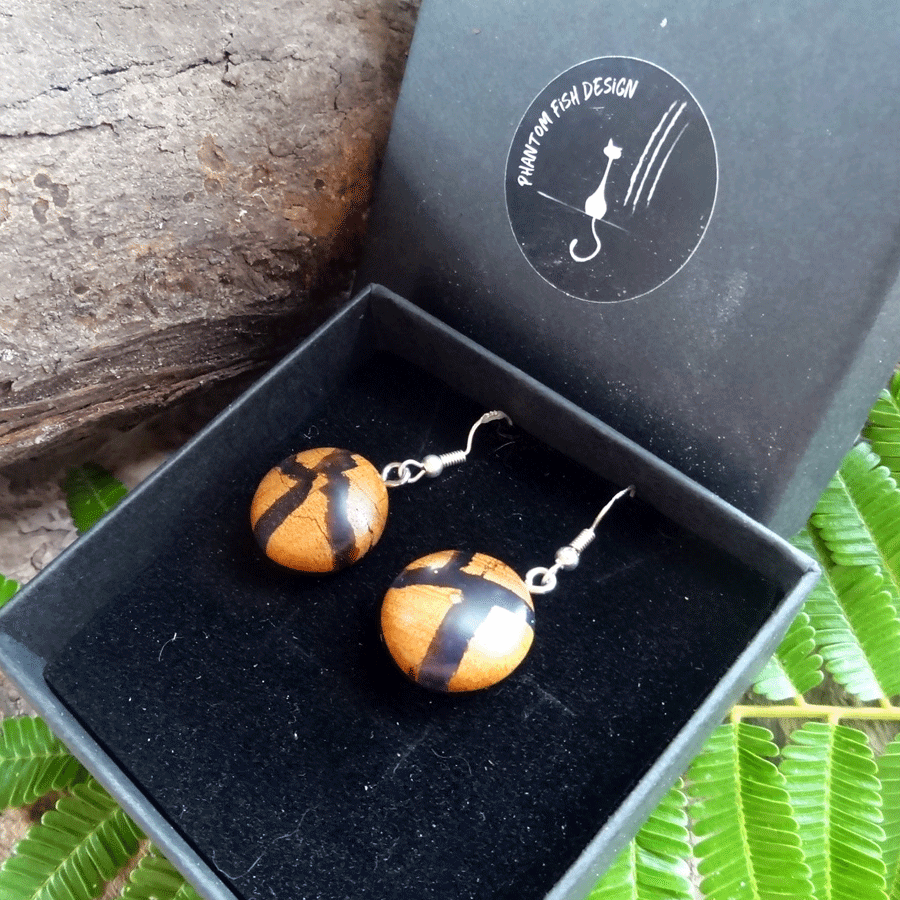 Set of earrings in driftwood and resin