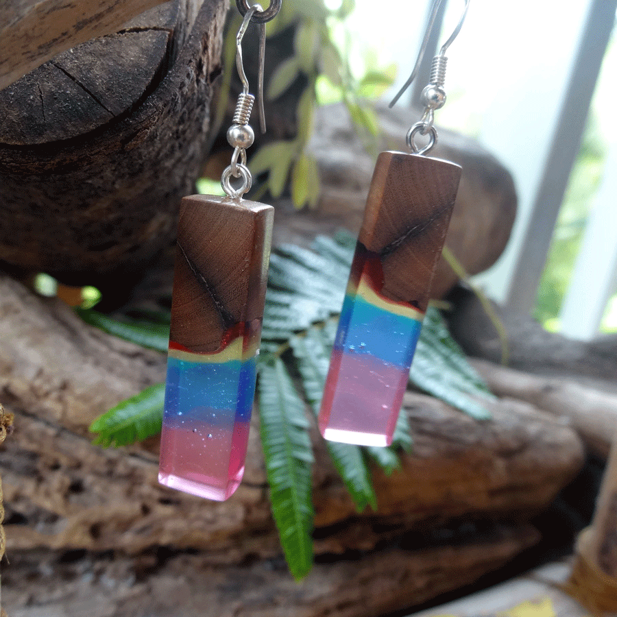 Set of earrings in driftwood and resin