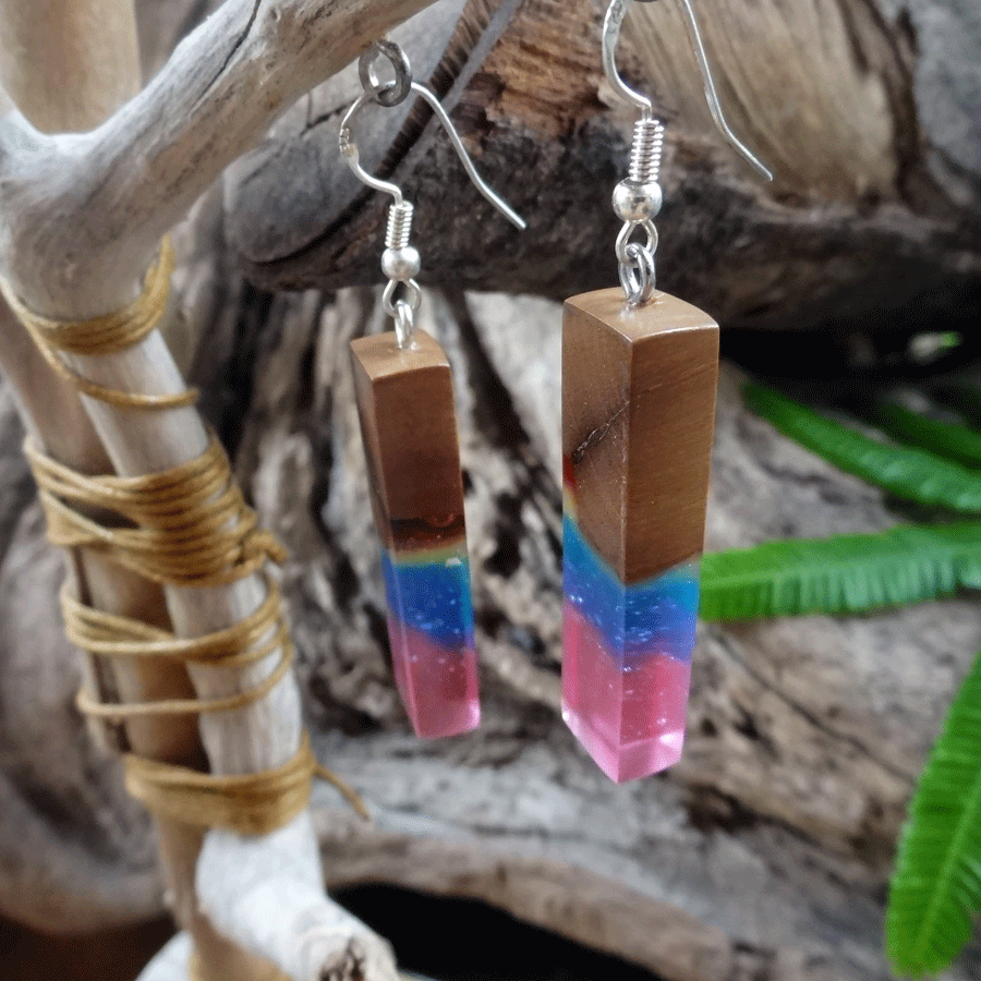 Set of earrings in driftwood and resin