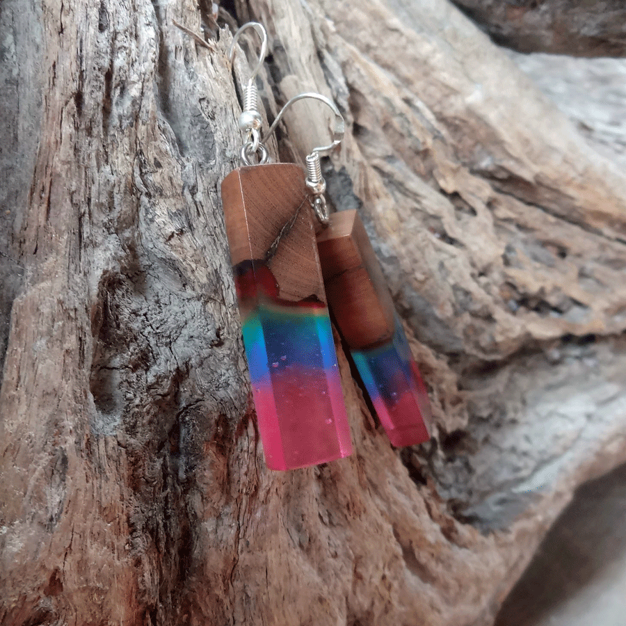 Set of earrings in driftwood and resin