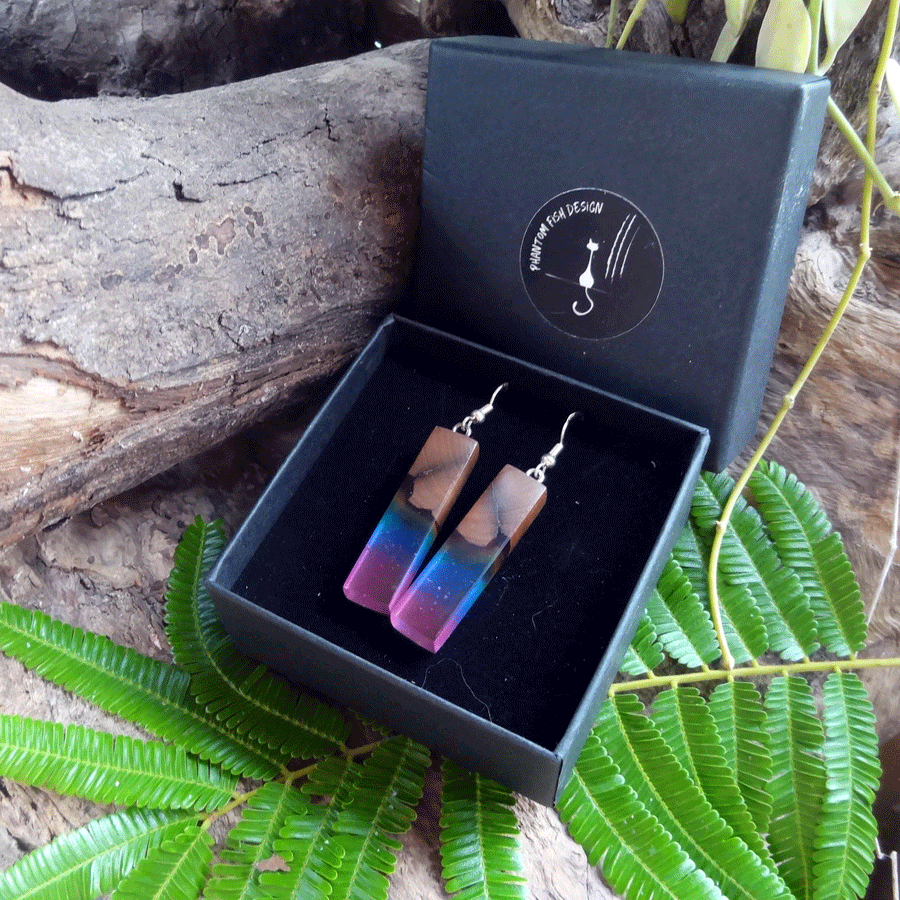 Set of earrings in driftwood and resin