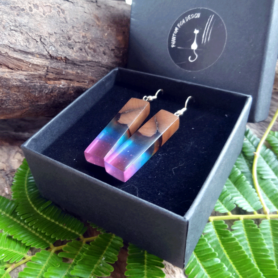 Set of earrings in driftwood and resin