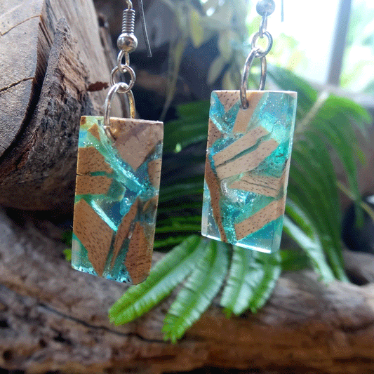 Set of earrings in driftwood and resin