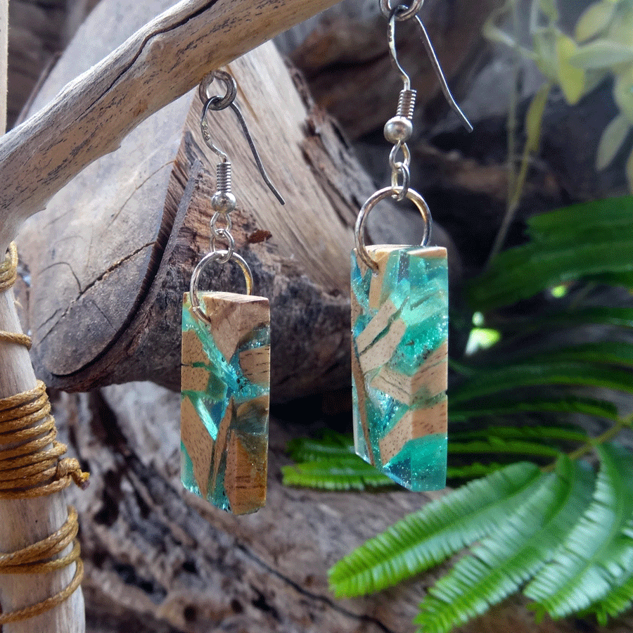 Set of earrings in driftwood and resin