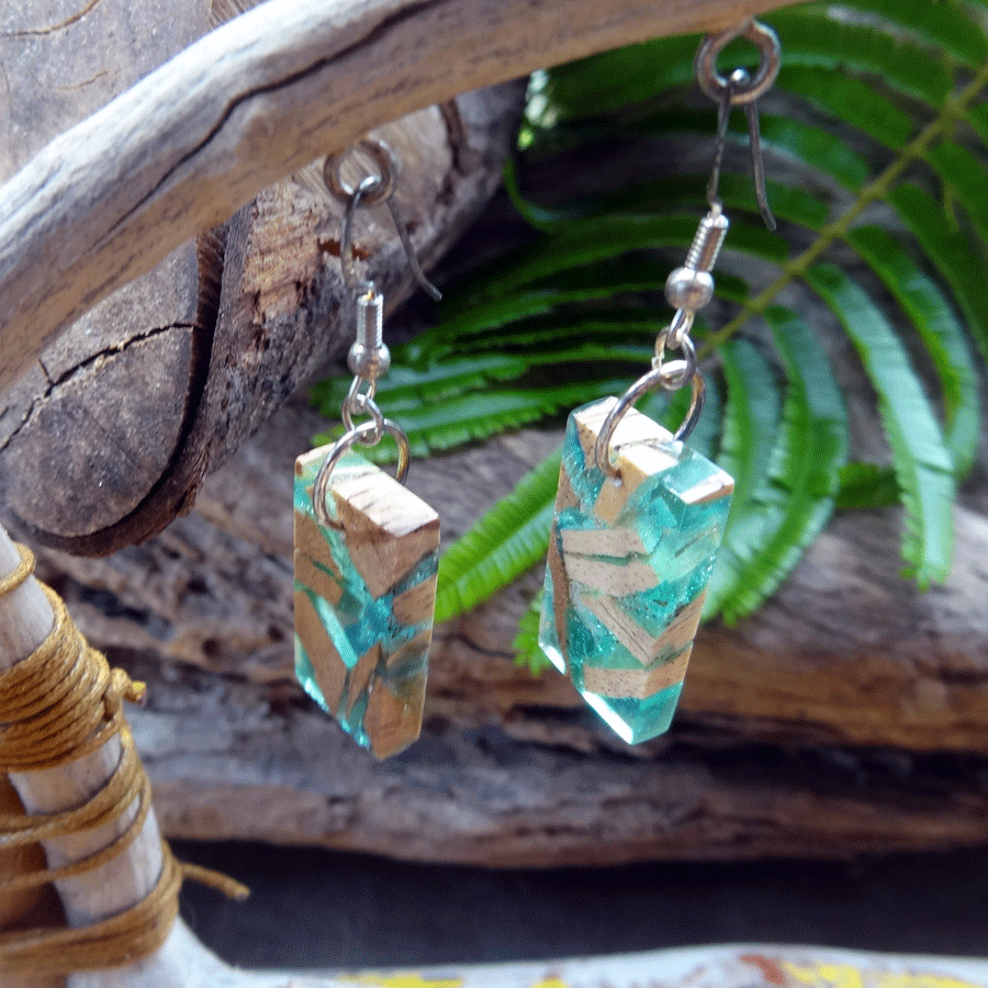 Set of earrings in driftwood and resin