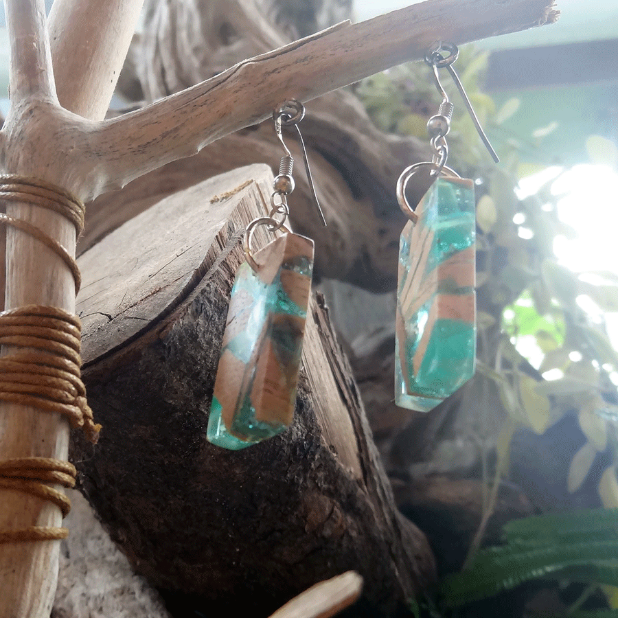 Set of earrings in driftwood and resin