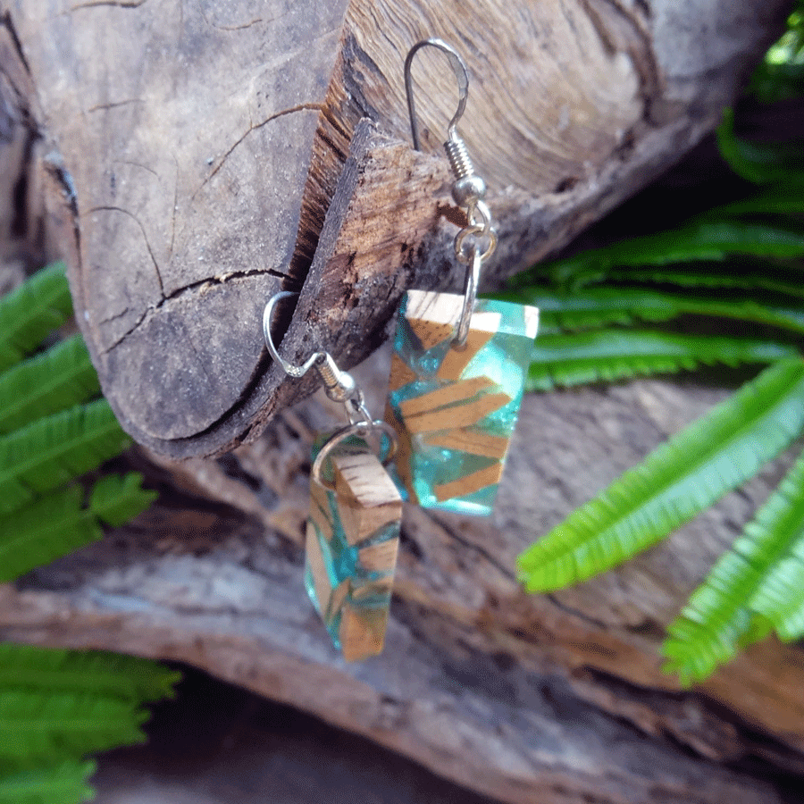 Set of earrings in driftwood and resin