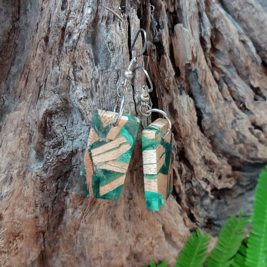 Set of earrings in driftwood and resin