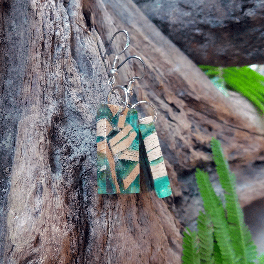 Set of earrings in driftwood and resin