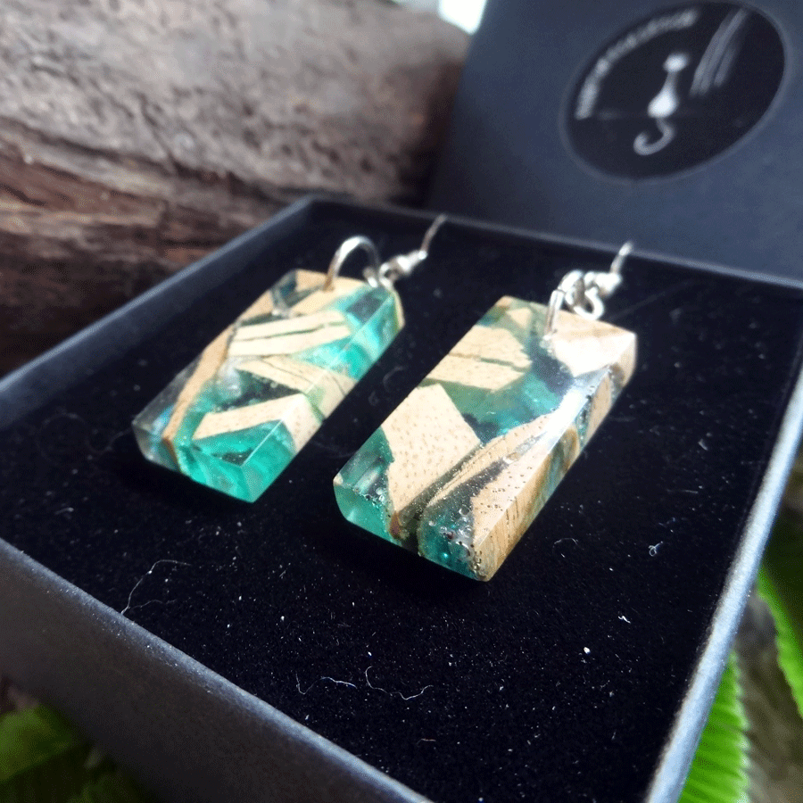 Set of earrings in driftwood and resin