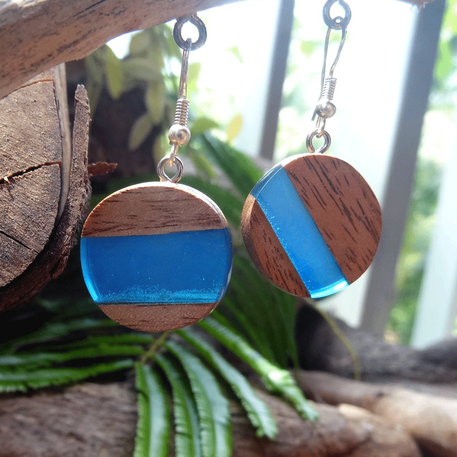 Set of earrings in driftwood and resin