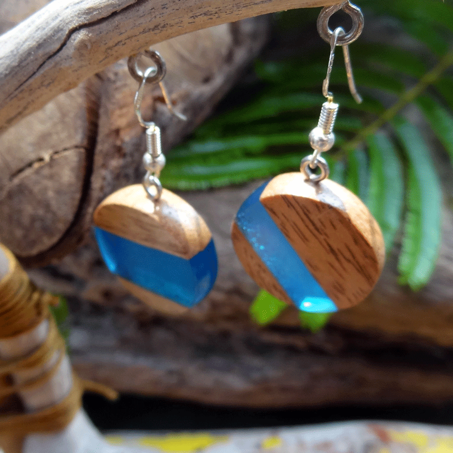 Set of earrings in driftwood and resin