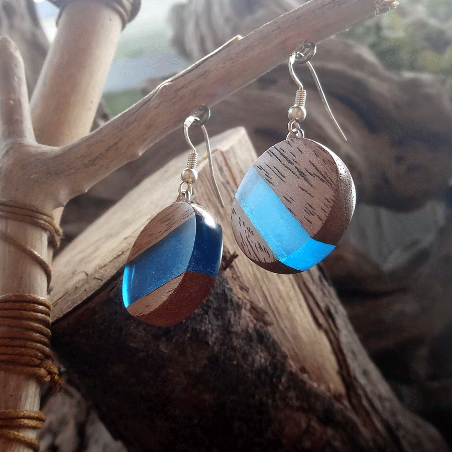 Set of earrings in driftwood and resin