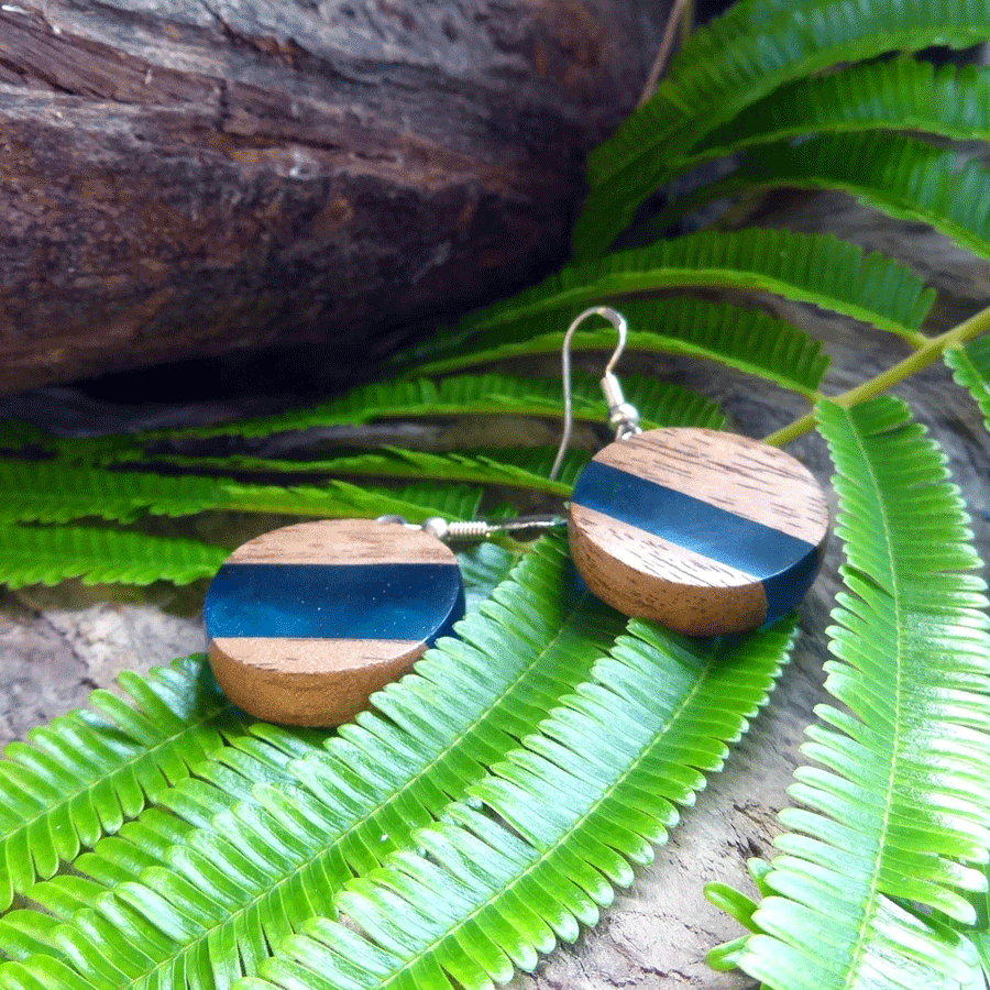 Set of earrings in driftwood and resin