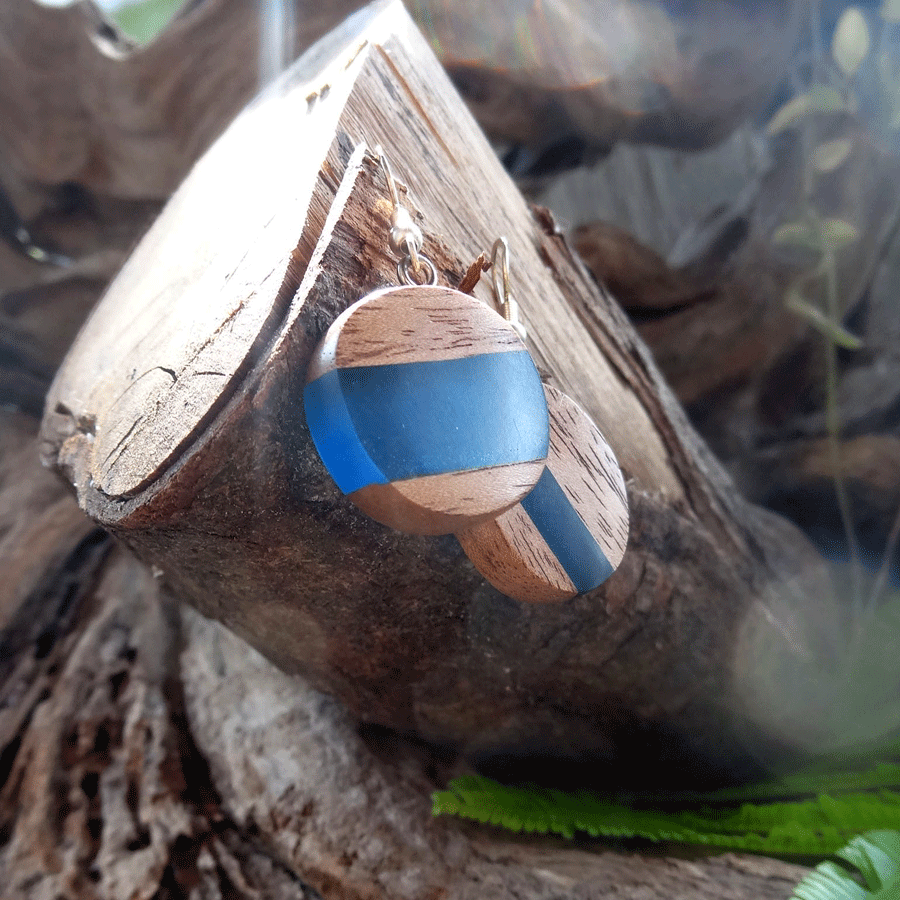 Set of earrings in driftwood and resin